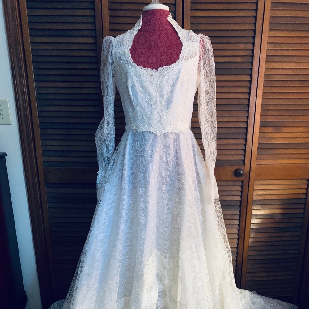 Gorgeous Custom Lace Wedding Gown-full Train-12